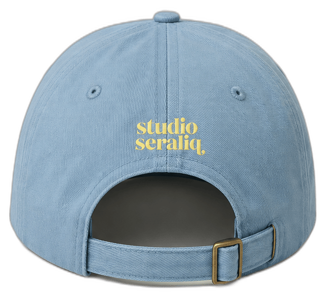 Studio Seraliq pet — achterkant, lichtblauw met klein geel logo