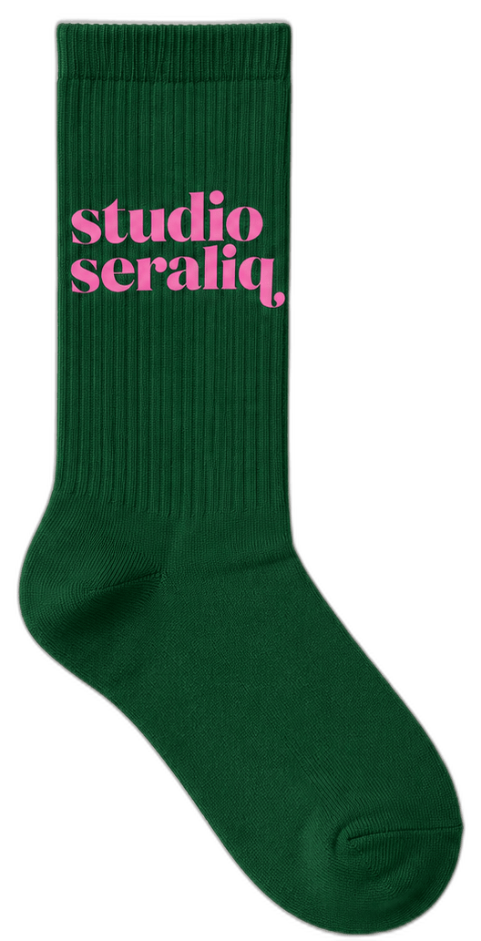 Studio Seraliq sokken — voorkant, groen met roze belettering